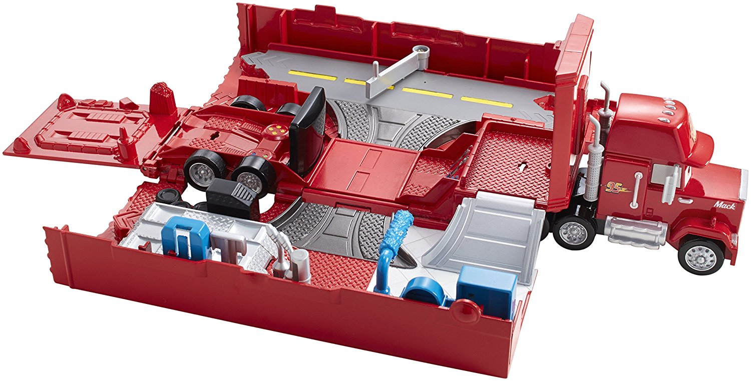 Disney Cars  - camion Mack transportorul lui Fulger McQueen